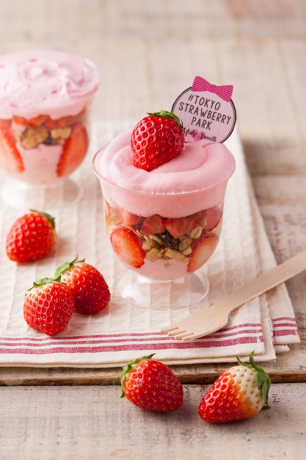 めっちゃいちごパフェ各¥500／画像提供：株式会社 横浜赤レンガ