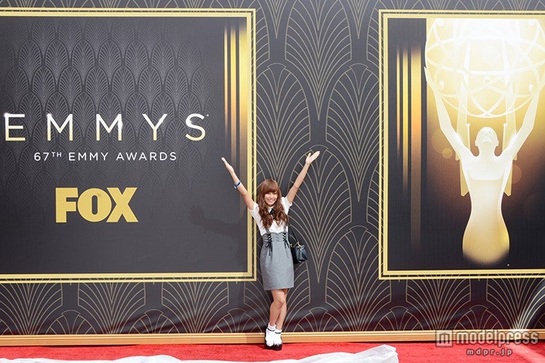 エミー像を真似る