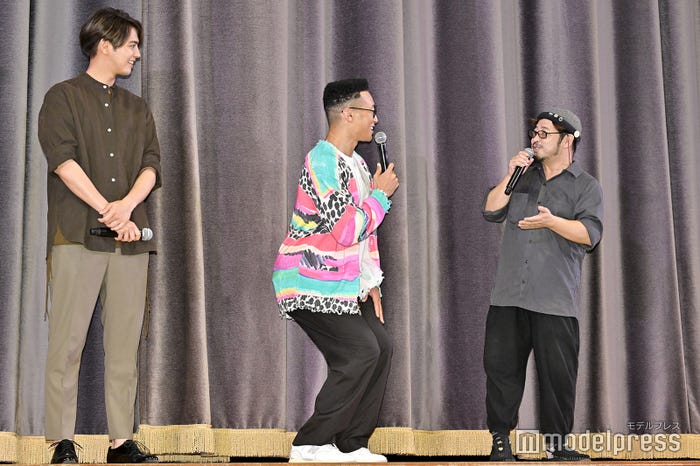 (左から)片寄涼太、関口メンディー、清水崇監督(C)モデルプレス