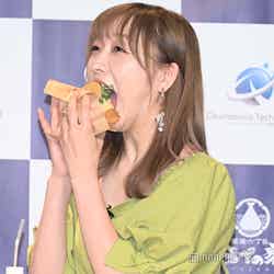 ハンバーガーを食べる須田亜香里 （C）モデルプレス