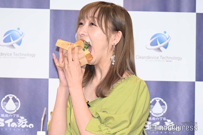 ハンバーガーを食べる須田亜香里 (C)モデルプレス