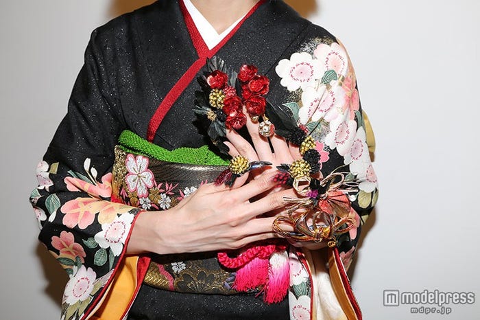 南明奈/華やかなネイル