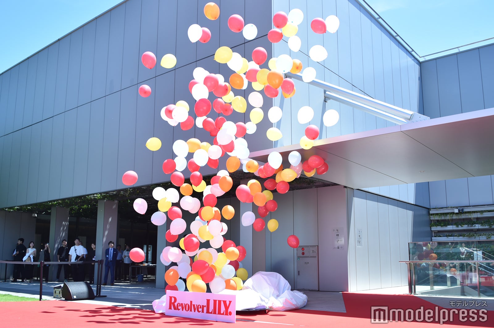 綾瀬はるかが撃った巨大バルーン（C）モデルプレス