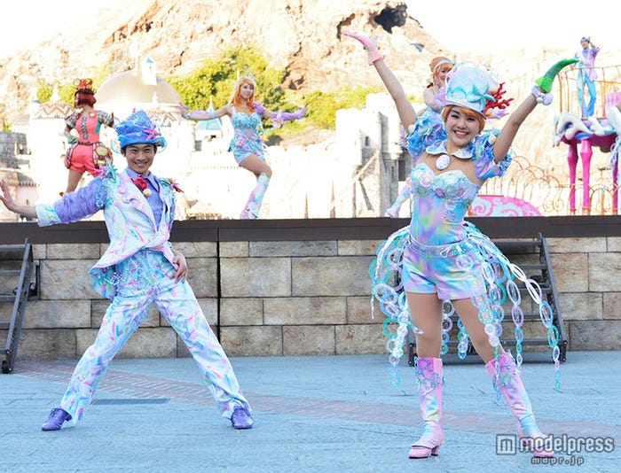 マーメイドラグーン・アートと海が融合したカラフルでポップなファッション(C)Disney