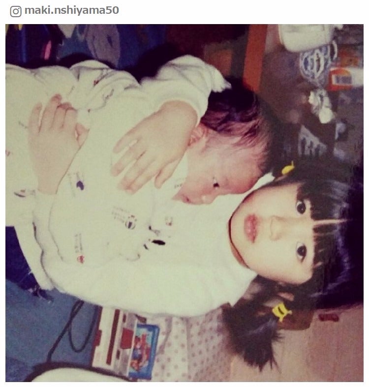 西山茉希、幼少期の写真公開で「お人形さんみたい」「可愛い」の声　お茶目な“前髪”にツッコミ