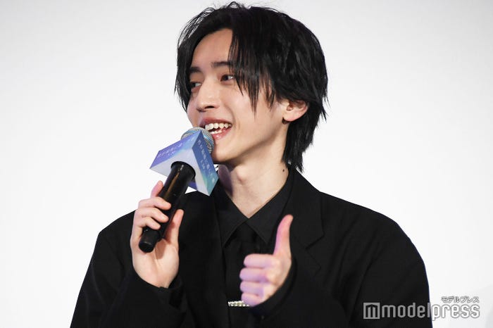 三木孝浩監督のグッドサインに安心していた道枝駿佑(C)モデルプレス