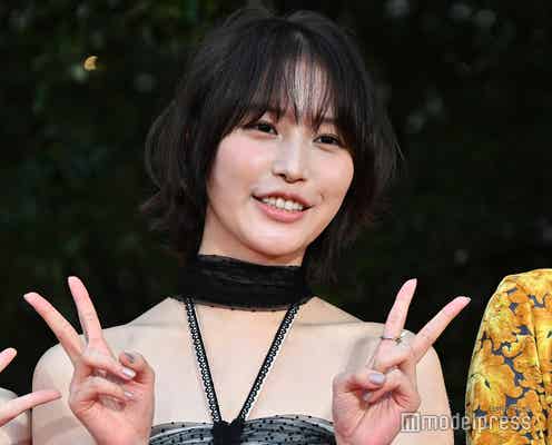 南沙良&出口夏希、華やかドレス姿でレッドカーペット 美スタイル際立つ【第38回東京国際映画祭】