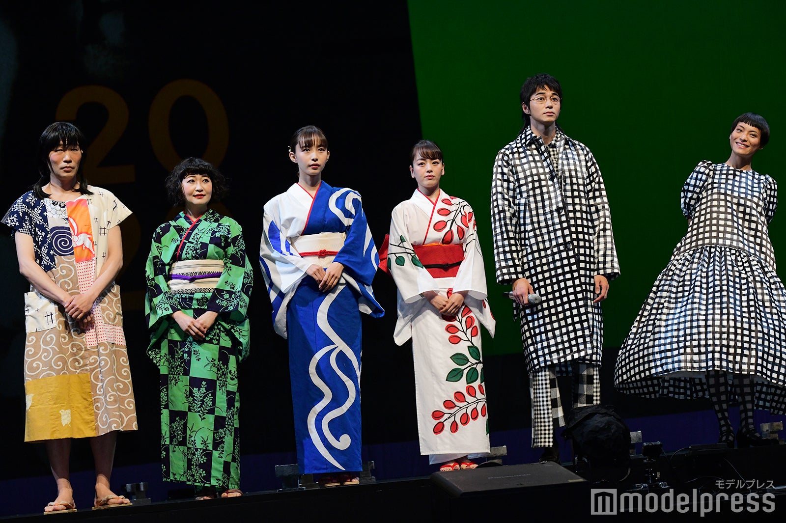 左から：高橋努、野口かおる、井桁弘恵、伊原六花、東出昌大、菅原小春 （C）モデルプレス