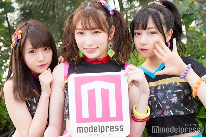モデルプレスのインタビューに応じた植村梓、吉田朱里、村瀬紗英(C)モデルプレス