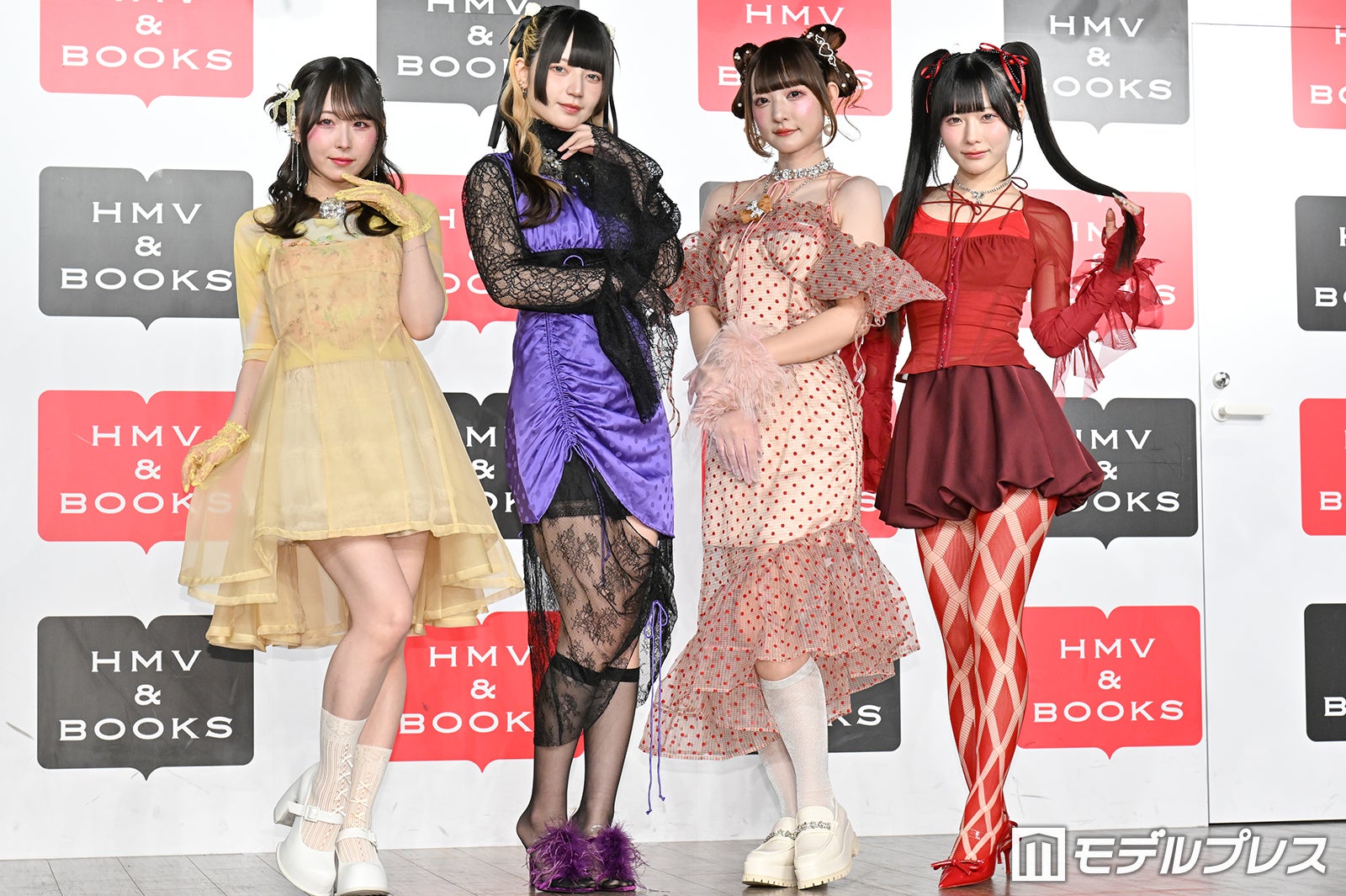 （左から）島村嬉唄、環やね、チバゆな、逃げ水あむ／きゅるりんってしてみて（C）モデルプレス