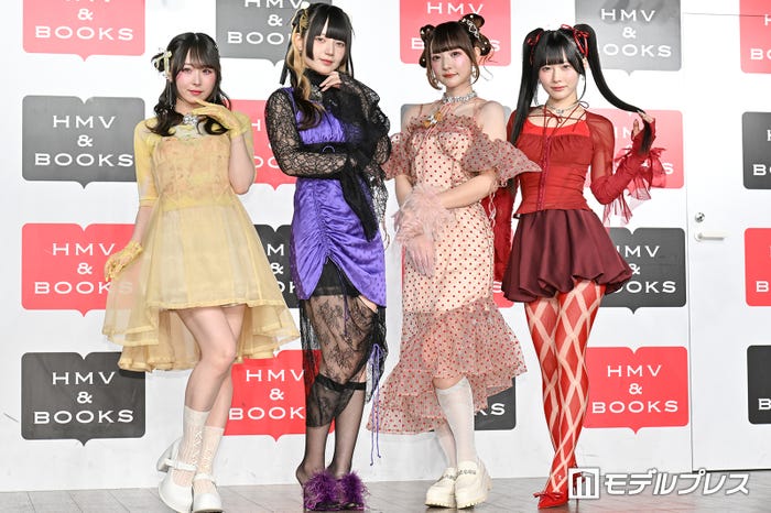 (左から)島村嬉唄、環やね、チバゆな、逃げ水あむ/きゅるりんってしてみて(C)モデルプレス
