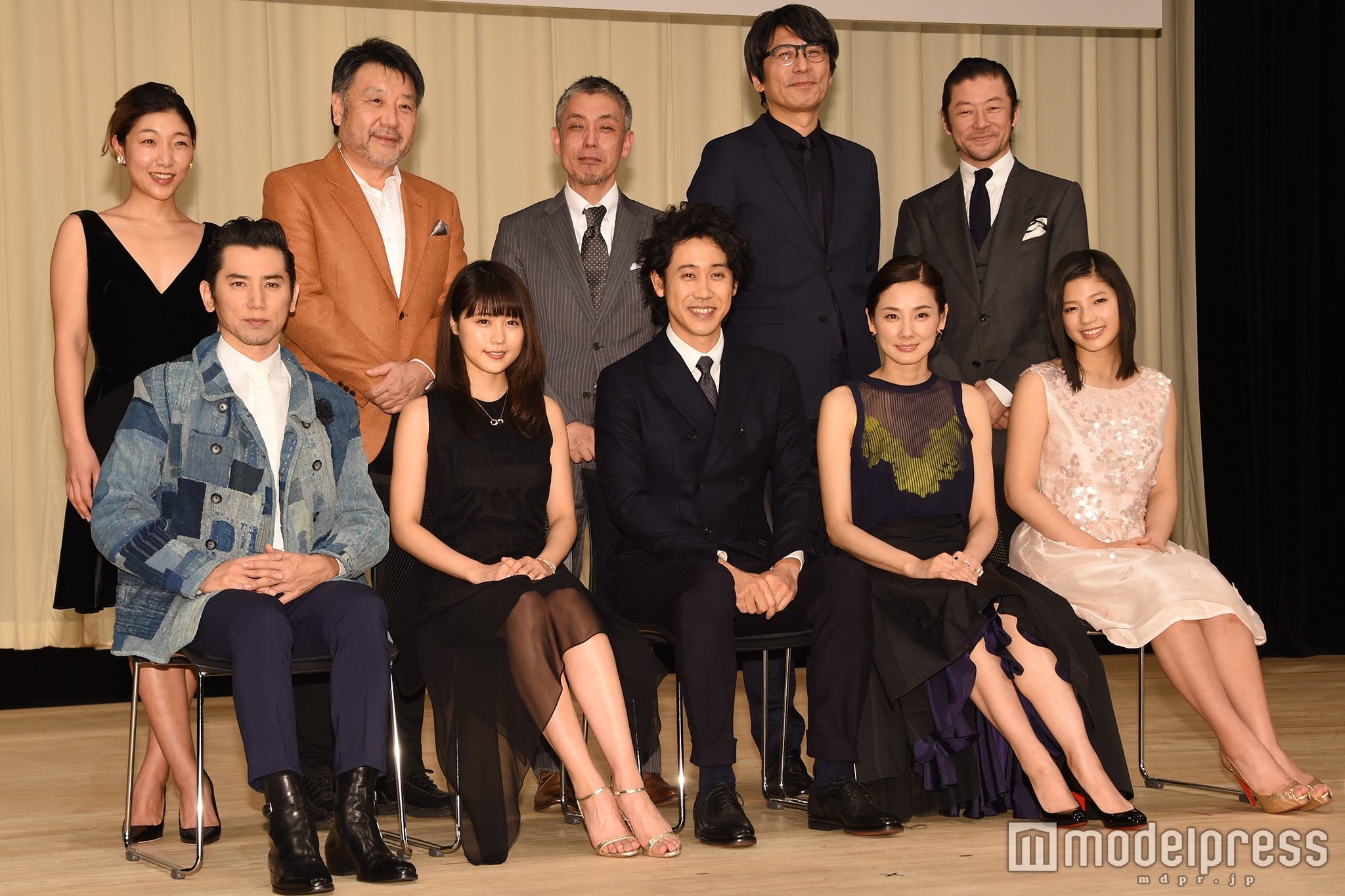 「第58回ブルーリボン賞」受賞者（前列左から）本木雅弘、有村架純、大泉洋、吉田羊、石井杏奈（後列左から）安藤サクラ、原田眞人監督、橋口亮輔監督、高橋雅美氏、浅野忠信（C）モデルプレス