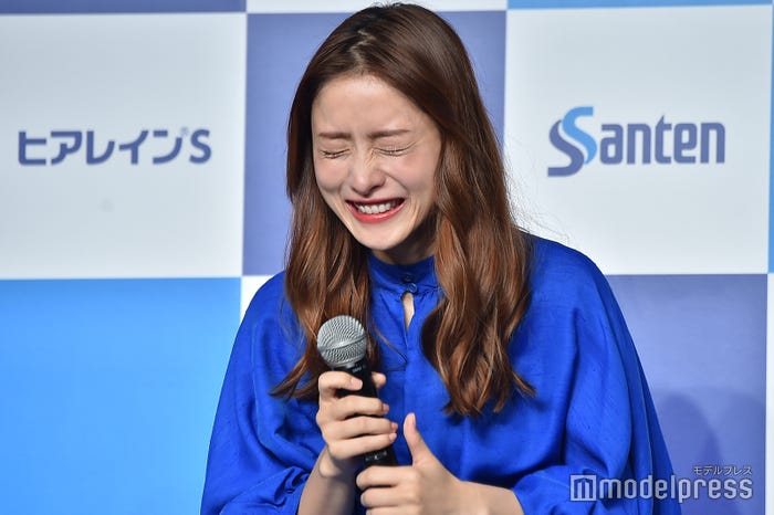 「10秒まばたきチャレンジ」を終え思いっきりまばたきする石原さとみ(C)モデルプレス