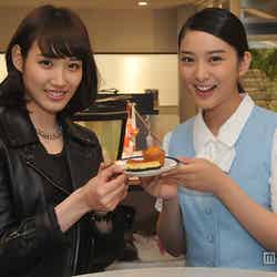 花岡なつみ（左）から武井咲へ手作りケーキのプレゼント（C）テレビ朝日