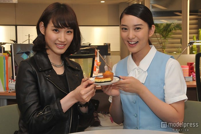 花岡なつみ(左)から武井咲へ手作りケーキのプレゼント(C)テレビ朝日