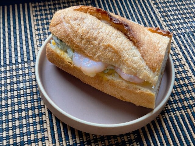 ローソン　石窯バゲットサンド　海老とたまご　具沢山　ボリューム満点　食べ応え抜群