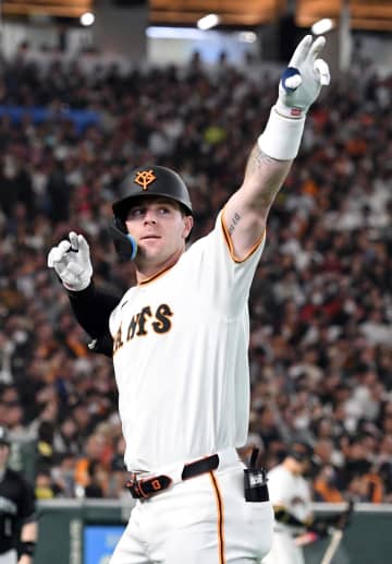 巨人 1番・キャベッジが特大の先頭打者アーチ！右翼バルコニー席にたたこみ東京ドーム騒然 開幕1番起用に現実味 打球速度185.6キロ、飛距離132.3メートル