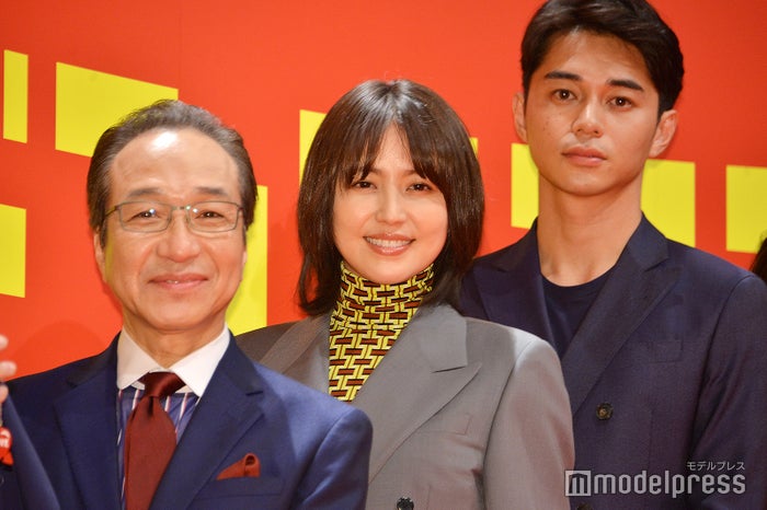 竹内結子 結婚後初の公の場 祝福の声に笑顔 モデルプレス 竹内結子 結婚後初の公の場 祝福の声に笑顔 モデルプレス