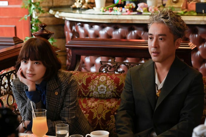平手友梨奈、ムロツヨシ「うちの弁護士は手がかかる」第1話より(C)フジテレビ