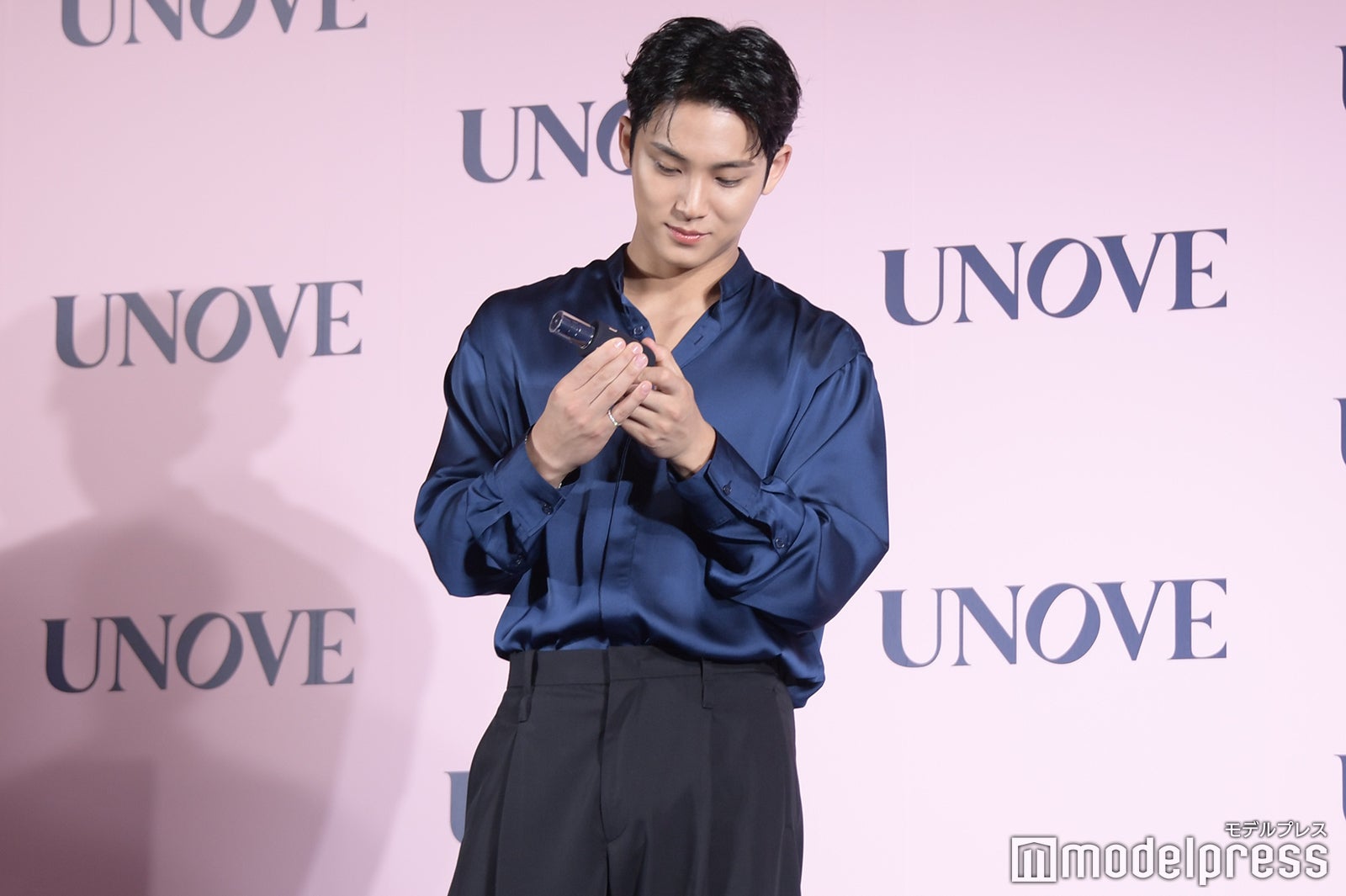 製品の持ち方を気にするミンギュ（C）モデルプレス