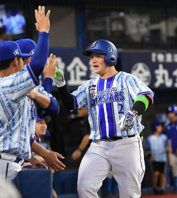 DeNA牧 左翼ポール直撃の先制ソロ 入団から6年連続2桁本塁打