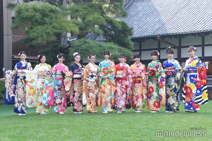 (左から)是永瞳、川瀬莉子、井本彩花、吉本実憂、岡田結実、高橋ひかる、小芝風花、本田望結、玉田志織、宮本茉由、藤田ニコル(C)モデルプレス