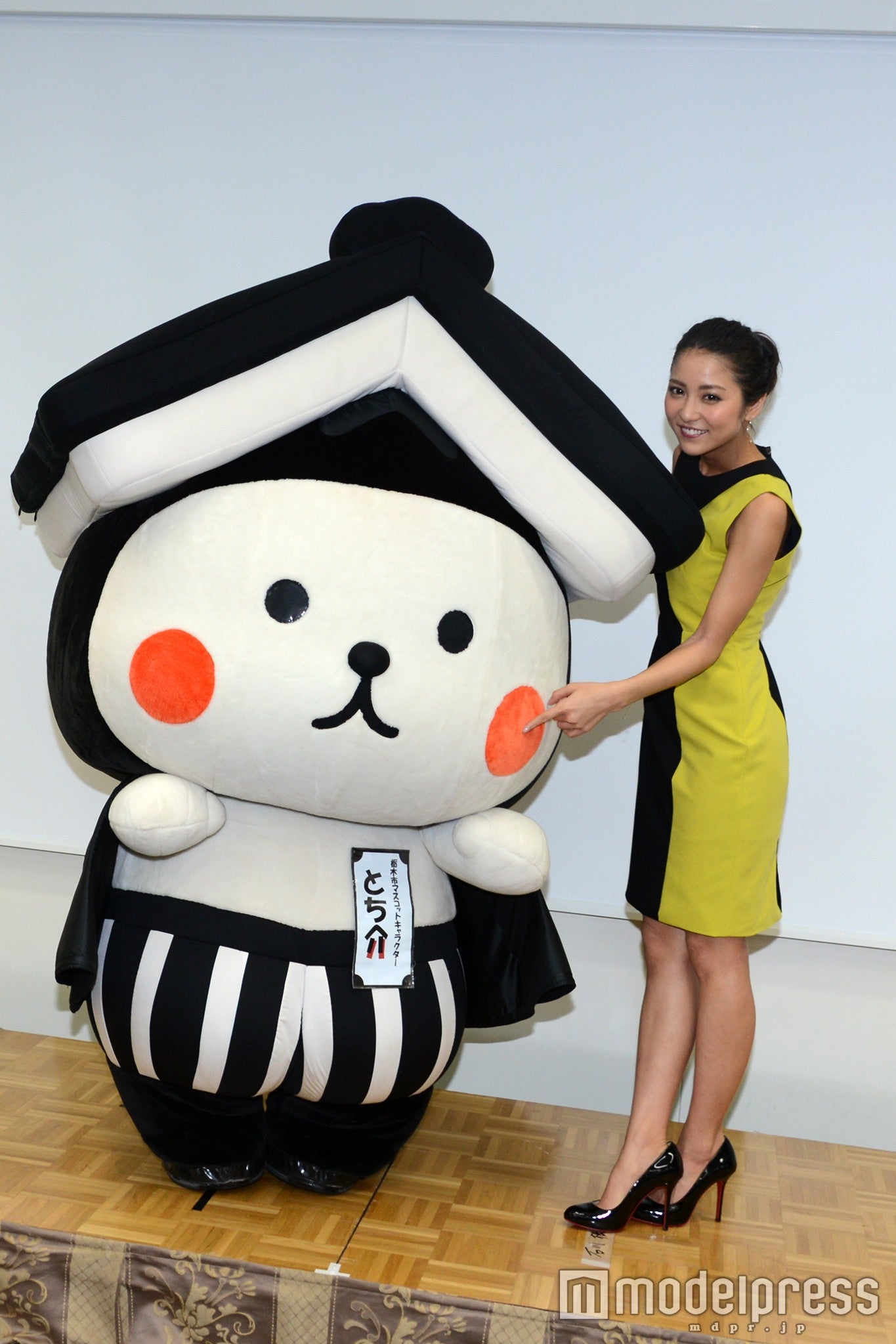 栃木市マスコットキャラクター・とち介と一緒に／石川恋（C)モデルプレス