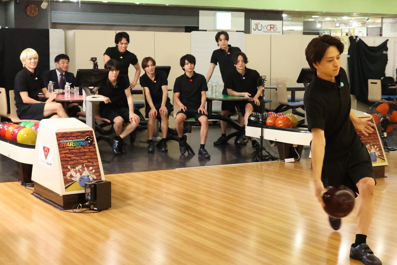 （左から）篠塚大輝、伊藤利尋アナ、松島聡、原嘉孝、猪俣周杜、佐藤勝利、橋本将生、菊池風磨、寺西拓人（C）フジテレビ