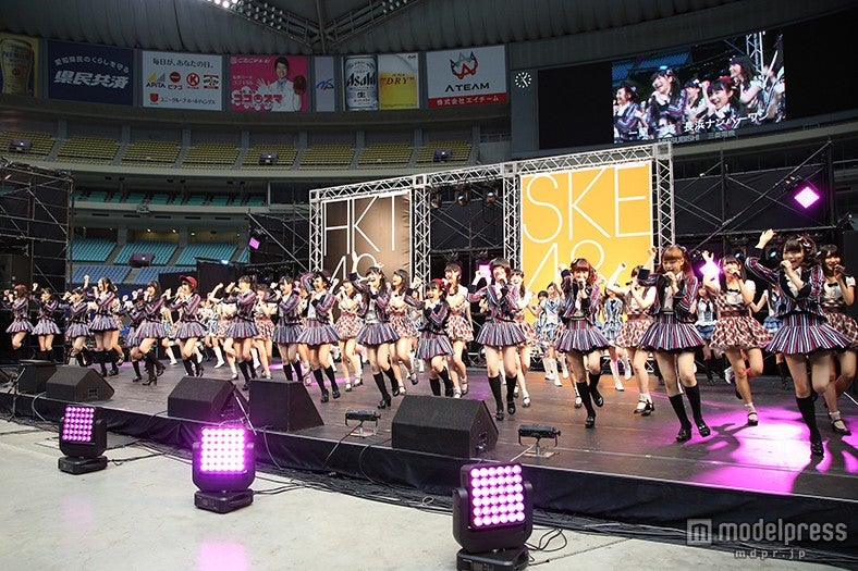 グループ入り乱れるパフォーマンスにファンも熱狂（C）AKS
