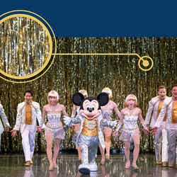 ショーのフィナーレのシーンで使用されている金色に光り輝くカーテン（C）Disney