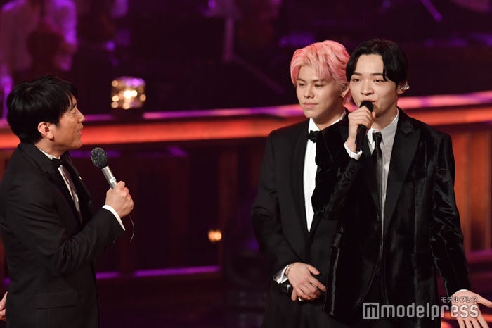 声を震わせながらも一生懸命にコメントする最年少・RYUHEIと優しく声をかける安住紳一郎アナ (C)モデルプレス