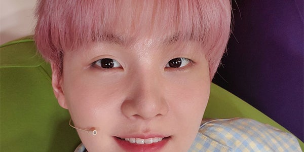 Bts Suga ピンク髪の自撮り公開でファン歓喜 ピンクの妖精 投稿タイミング も話題に モデルプレス Bts Suga ピンク髪の自撮り公開でファン歓喜 ピンクの妖精 投稿タイミング も話題に モデルプレス