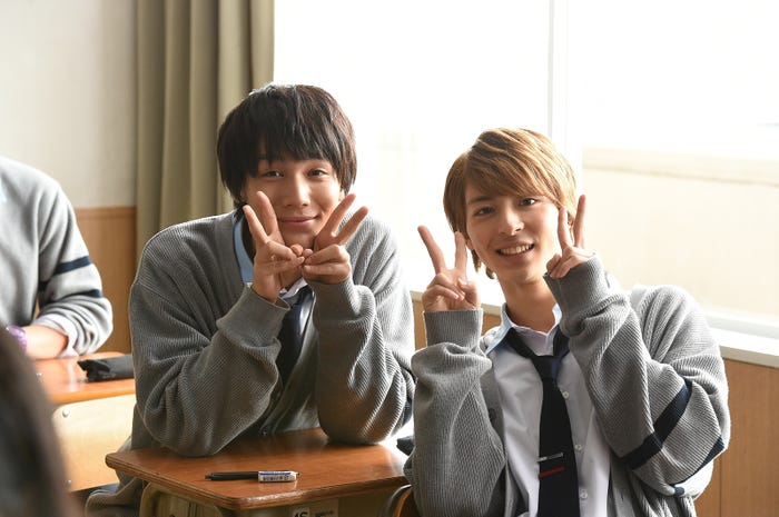 (左から)中川大志、高杉真宙(C)2017「ReLIFE」製作委員会(C)夜宵草/comico