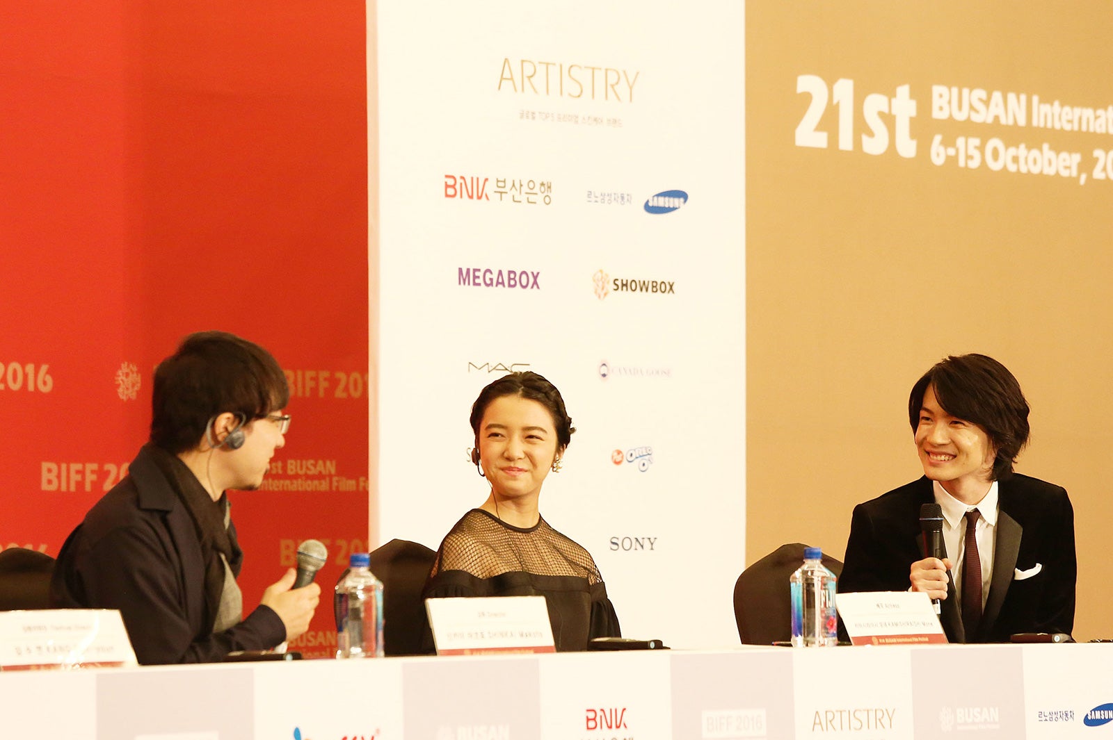 （左から）新海誠監督、上白石萌音、神木隆之介（C）2016「君の名は。」製作委員会