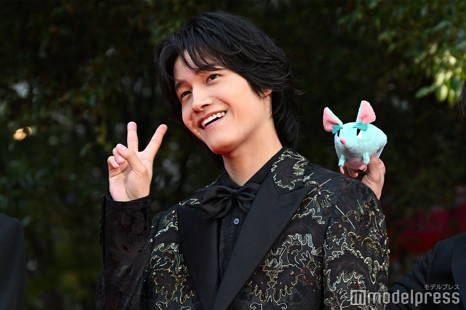 Aぇ! group佐野晶哉、レッドカーペットで次々ファンサ 個性派スーツ着こなす【第38回東京国際映画祭】