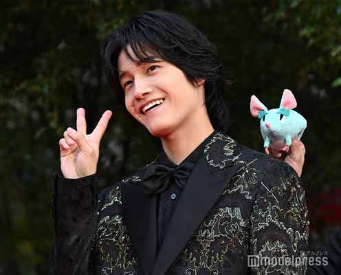 Aぇ! group佐野晶哉、レッドカーペットで次々ファンサ 個性派スーツ着こなす【第38回東京国際映画祭】