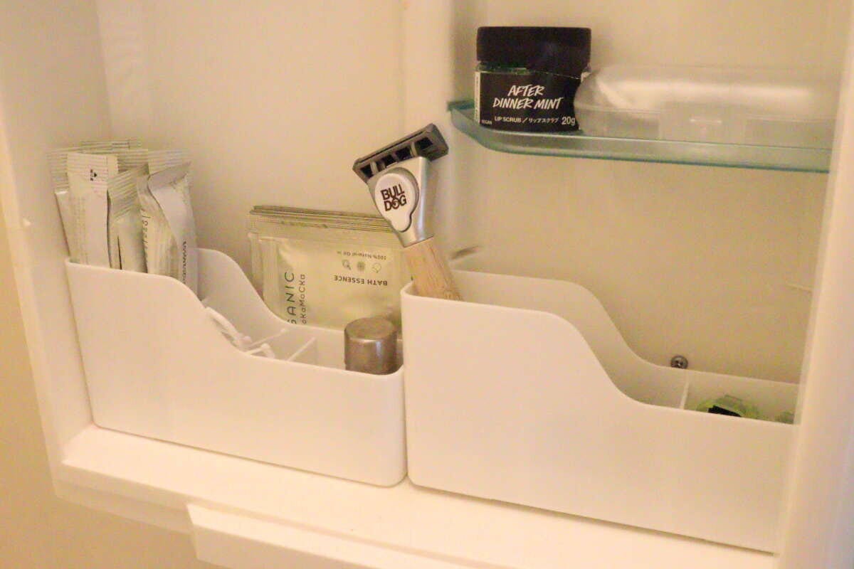 セリアのスリムタイプコスメスタンドを鏡裏にしまう