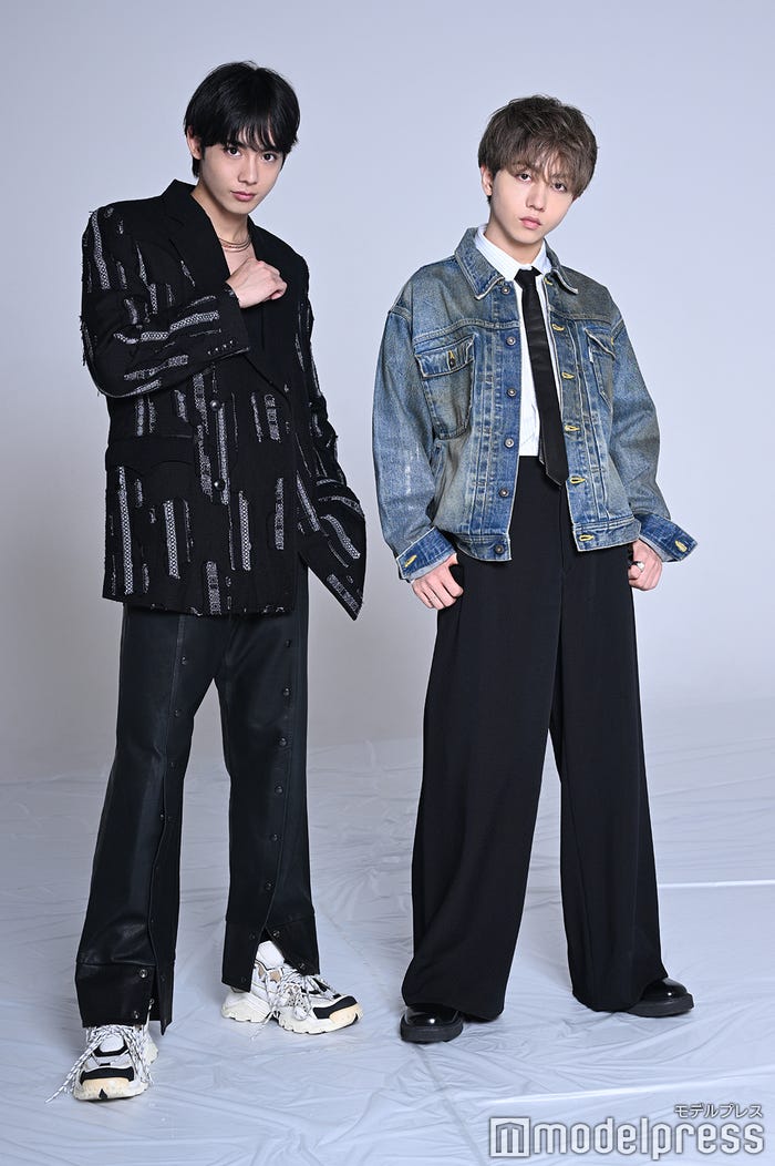 藤林泰也、長野凌大(C)モデルプレス/<長野凌大>ヘアメイク:カスヤユウスケ(ADDICT_CASE)スタイリスト:丸尾里奈/デニムジャケット ¥71,500 マインドシーカー(ジョワイユ 03-4361-4464)パンツ ¥55,000 オーバーコート(大丸製作所3)その他スタイリスト私物<藤林泰也>ヘアメイク:泉脇崇(Lomalia)スタイリス:小田優士/Karaln、SHINGO KUZUNO/Sian PR(03-6662-5525)