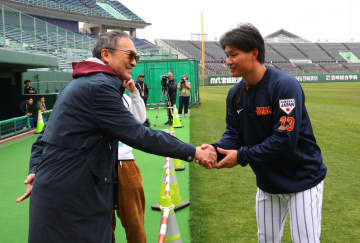 渡辺謙が大ファン虎戦士を続々激励！侍キャンプ視察で森下とガッチリ握手、佐藤とは笑顔で記念撮影も