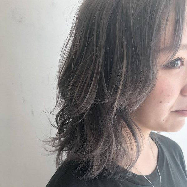 暗めのベージュ系ヘアカラーまとめ 大人女子に最適のオフィスもokな髪色 モデルプレス