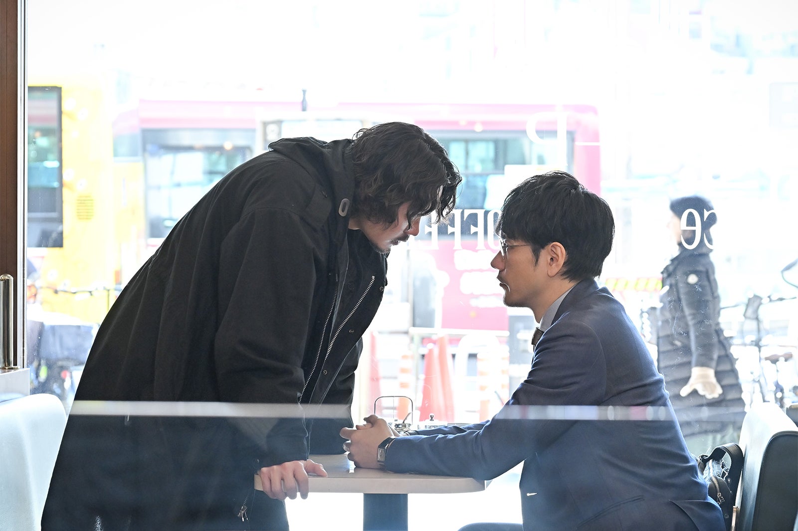 磯村勇斗、松山ケンイチ「クジャクのダンス、誰が見た？」第4話（C）TBS