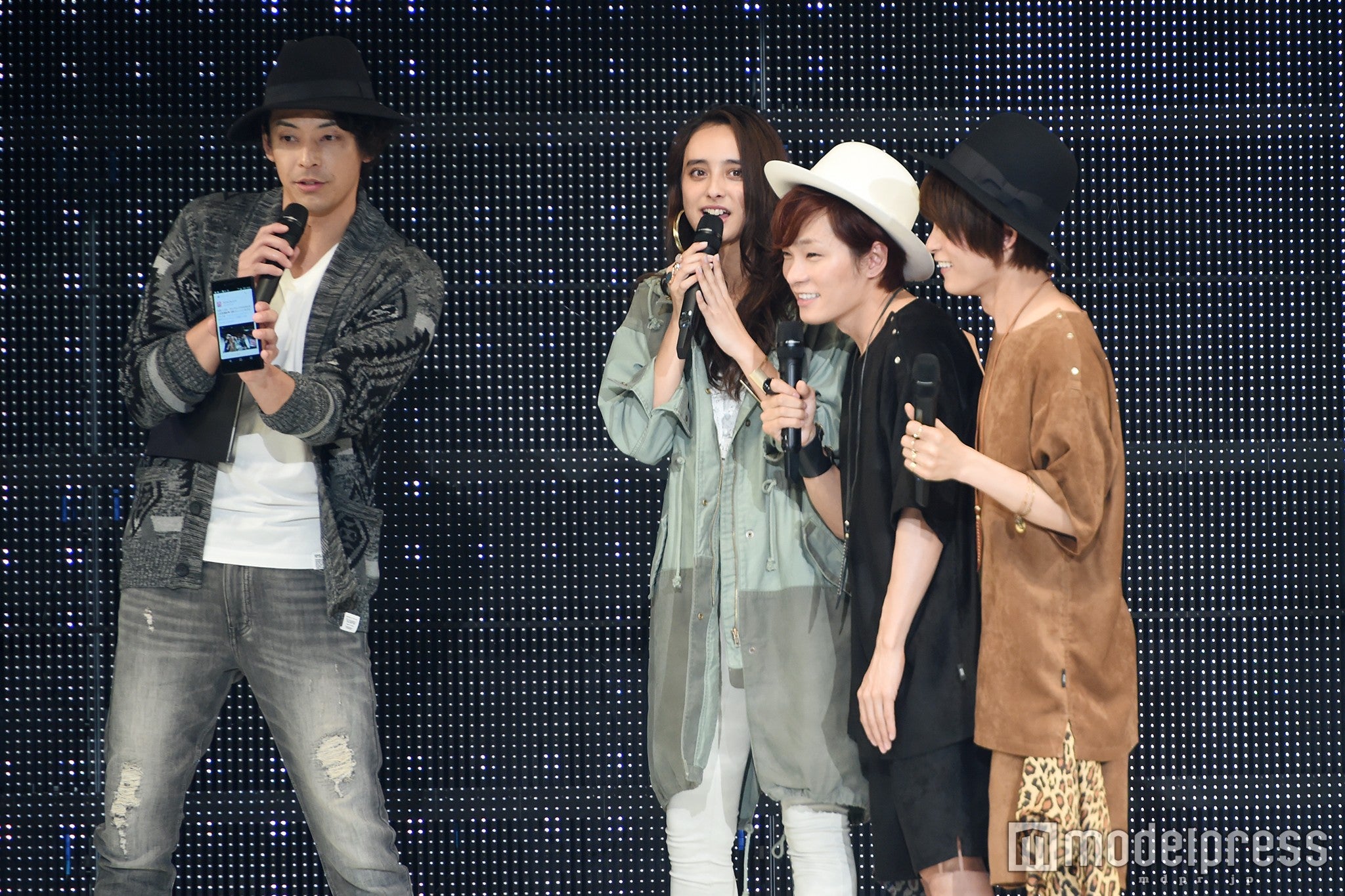 記念撮影後はその場でTwitterにアップ／敦、石田ニコル、広海・深海（C）モデルプレス