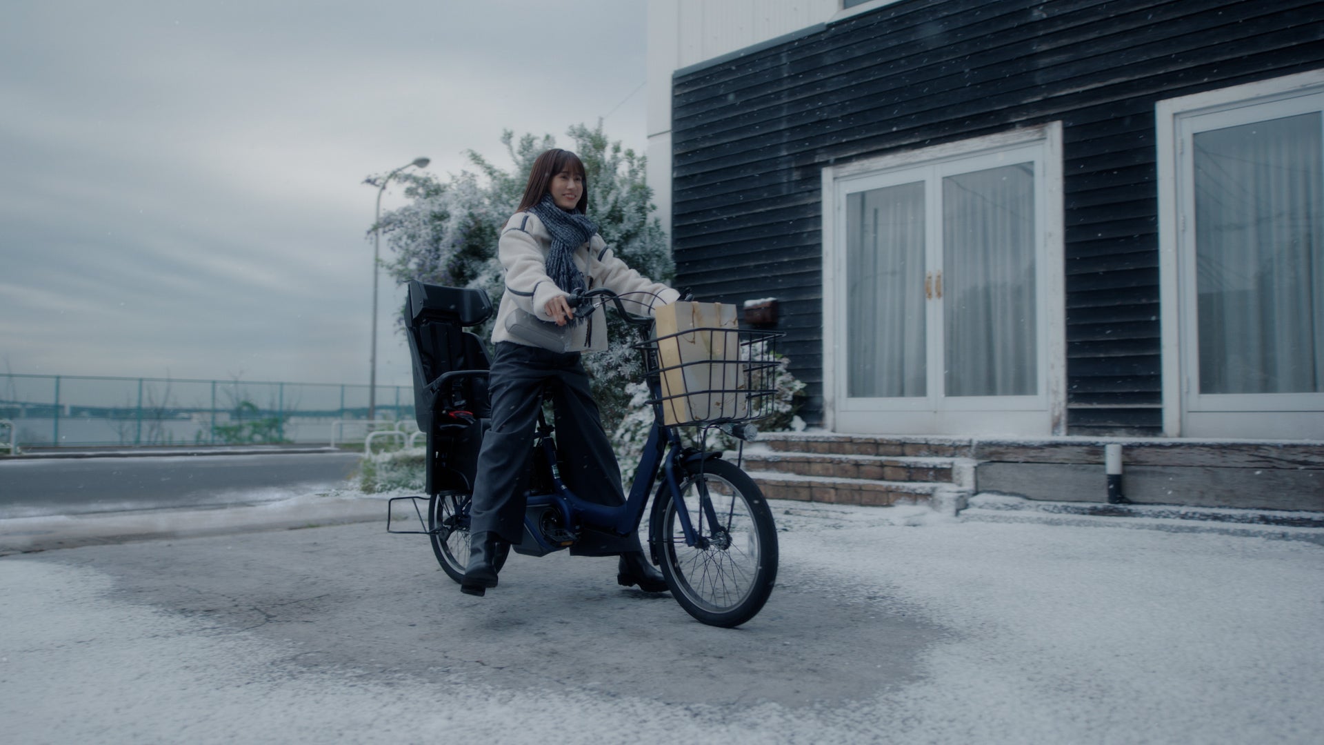 前田敦子／新WEB CM「一年間頑張った肌と私にご褒美を」篇CMカット（提供写真）