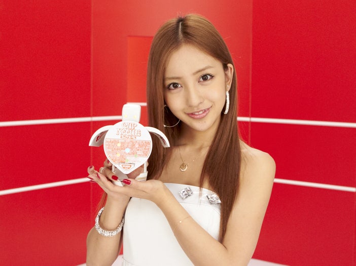 カップヌードルロボタイマーを宣伝する板野友美／新CM「板野友美の宣伝篇」より（C）AKS