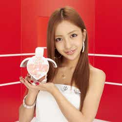 カップヌードルロボタイマーを宣伝する板野友美/新CM「板野友美の宣伝篇」より(C)AKS