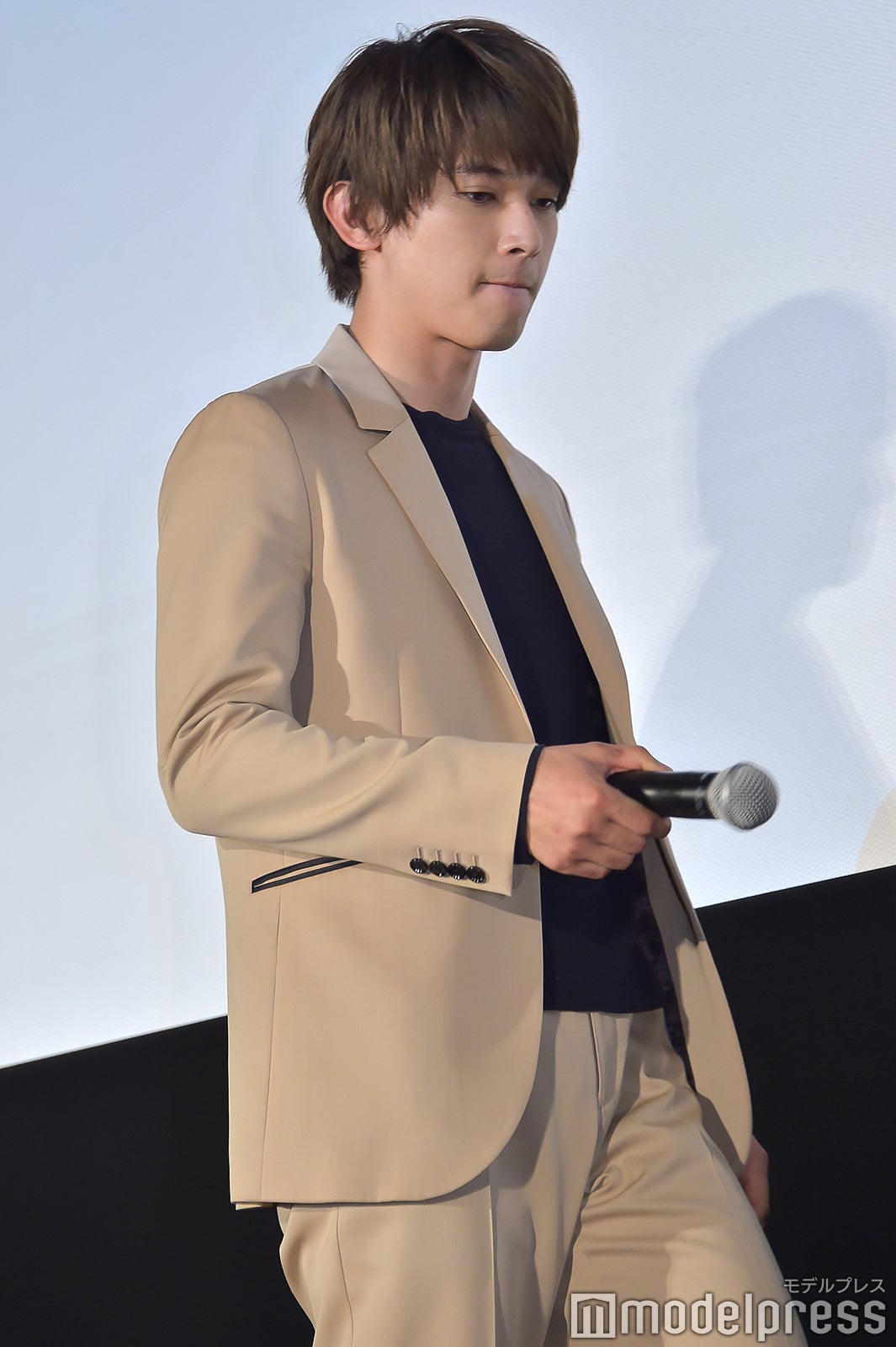 マイクを回しながら登場（C）モデルプレス