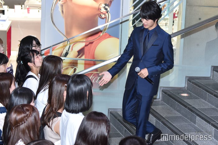 ファンの中から1人の女性を見つけ出す神尾楓珠 (C)モデルプレス