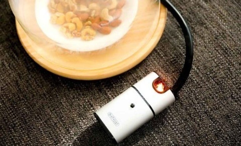 手のひらサイズの電池式燻製器がすごい たった2分でもくもくの煙で 本格スモーク料理が完成 女子旅プレス 手のひらサイズの電池式燻製器がすごい たった2分でもくもくの煙で 本格スモーク料理が完成 女子旅プレス