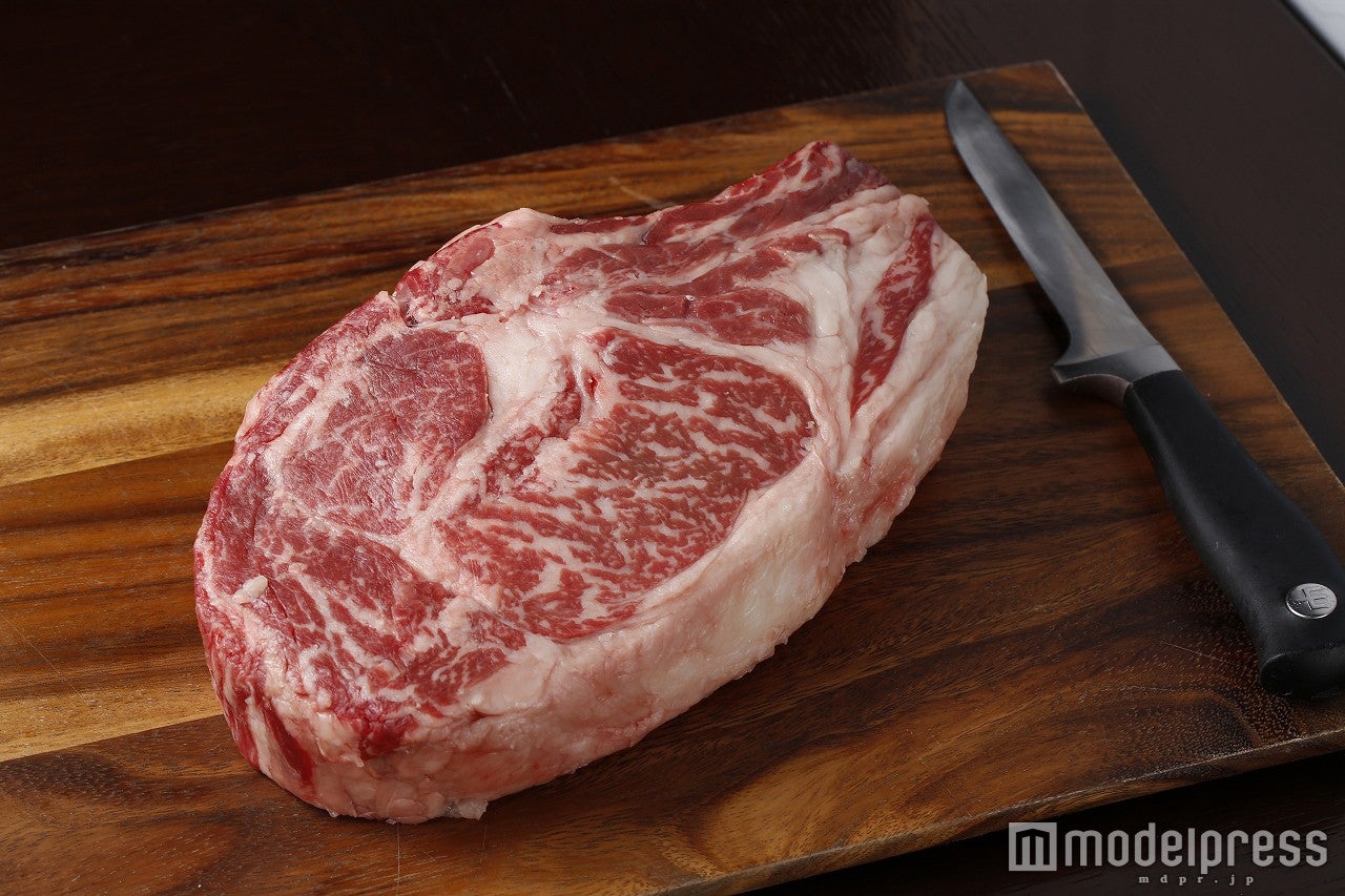 かたまりの生肉をグリル／「GENIE'S TOKYO」