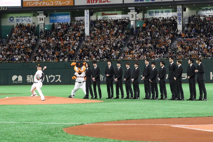 関口メンディーが始球式に登場(C)2019「PRINCE OF LEGEND」製作委員会